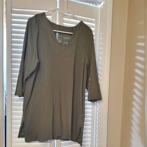 Jjill 3/4 length sleeve tunic with stitching around the neck.